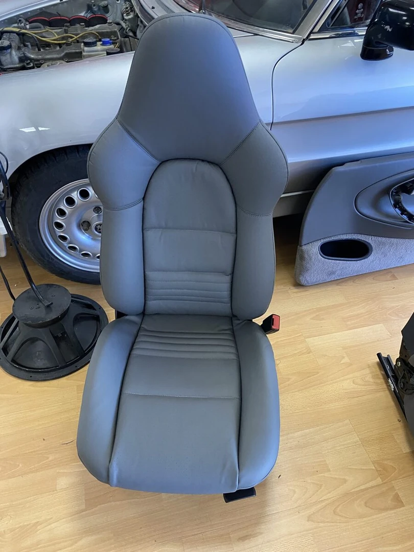 Porsche 996 Carrera 4 : restauration complète, sellerie cuir et CarPlay Kenwood