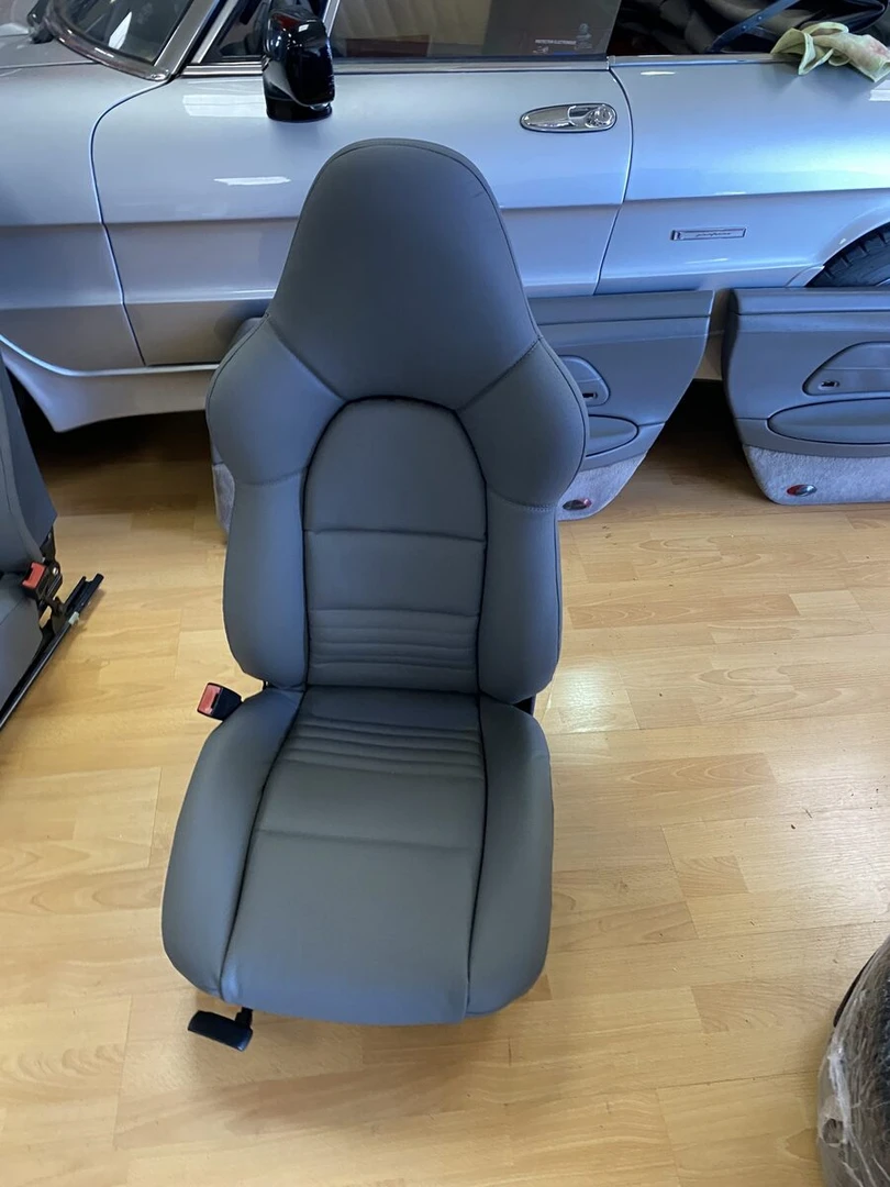 Porsche 996 Carrera 4 : restauration complète, sellerie cuir et CarPlay Kenwood