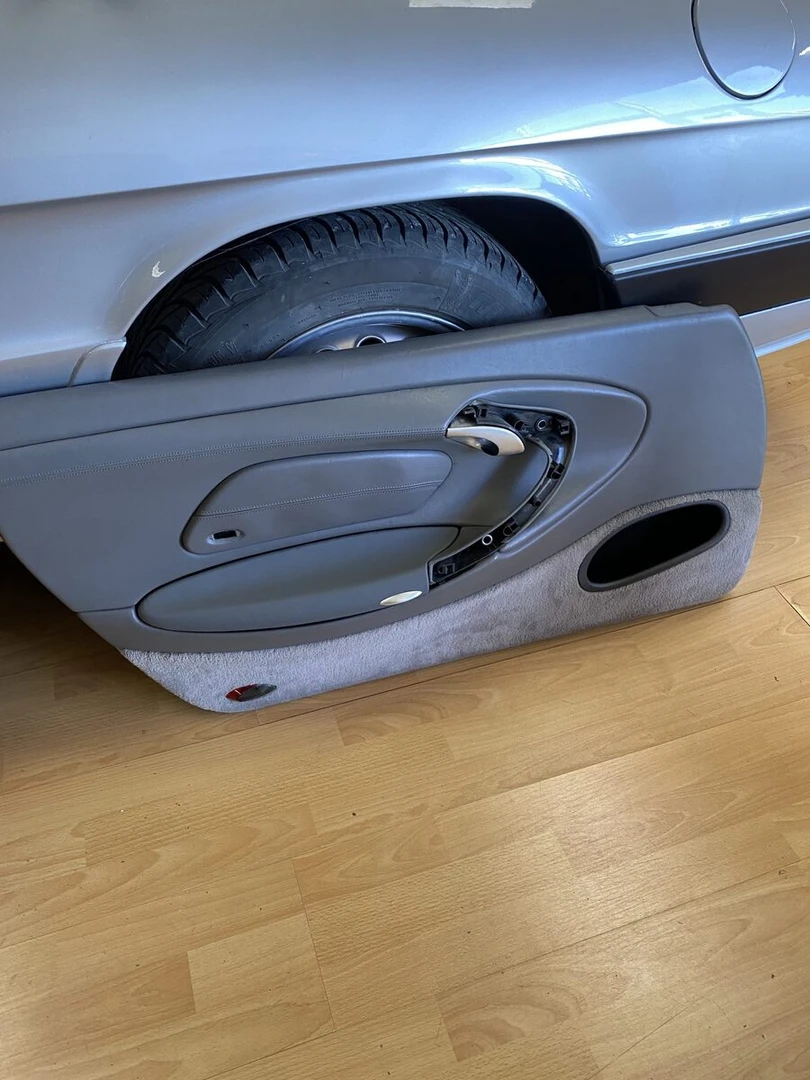 Porsche 996 Carrera 4 : restauration complète, sellerie cuir et CarPlay Kenwood