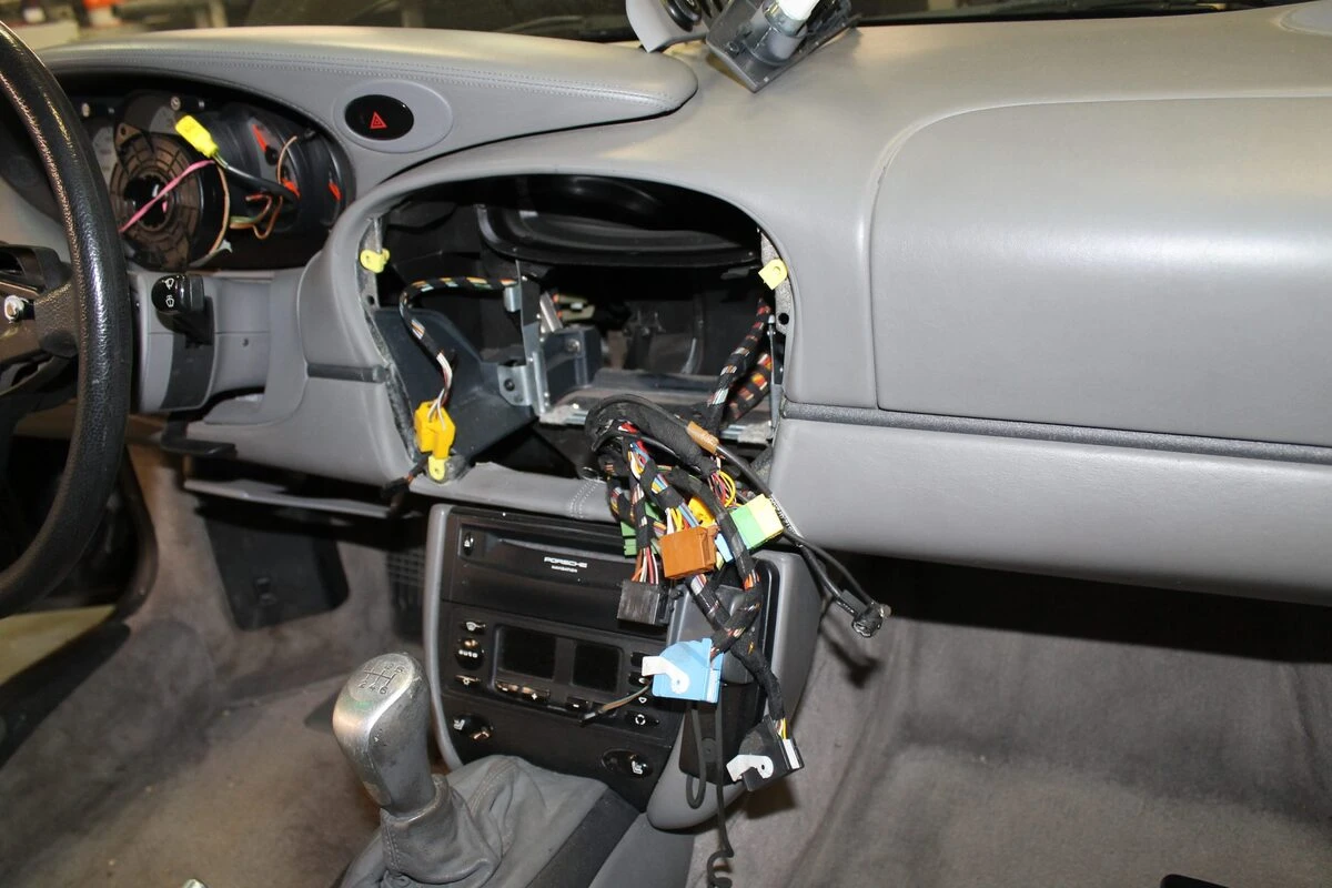 Porsche 996 Carrera 4 : restauration complète, sellerie cuir et CarPlay Kenwood