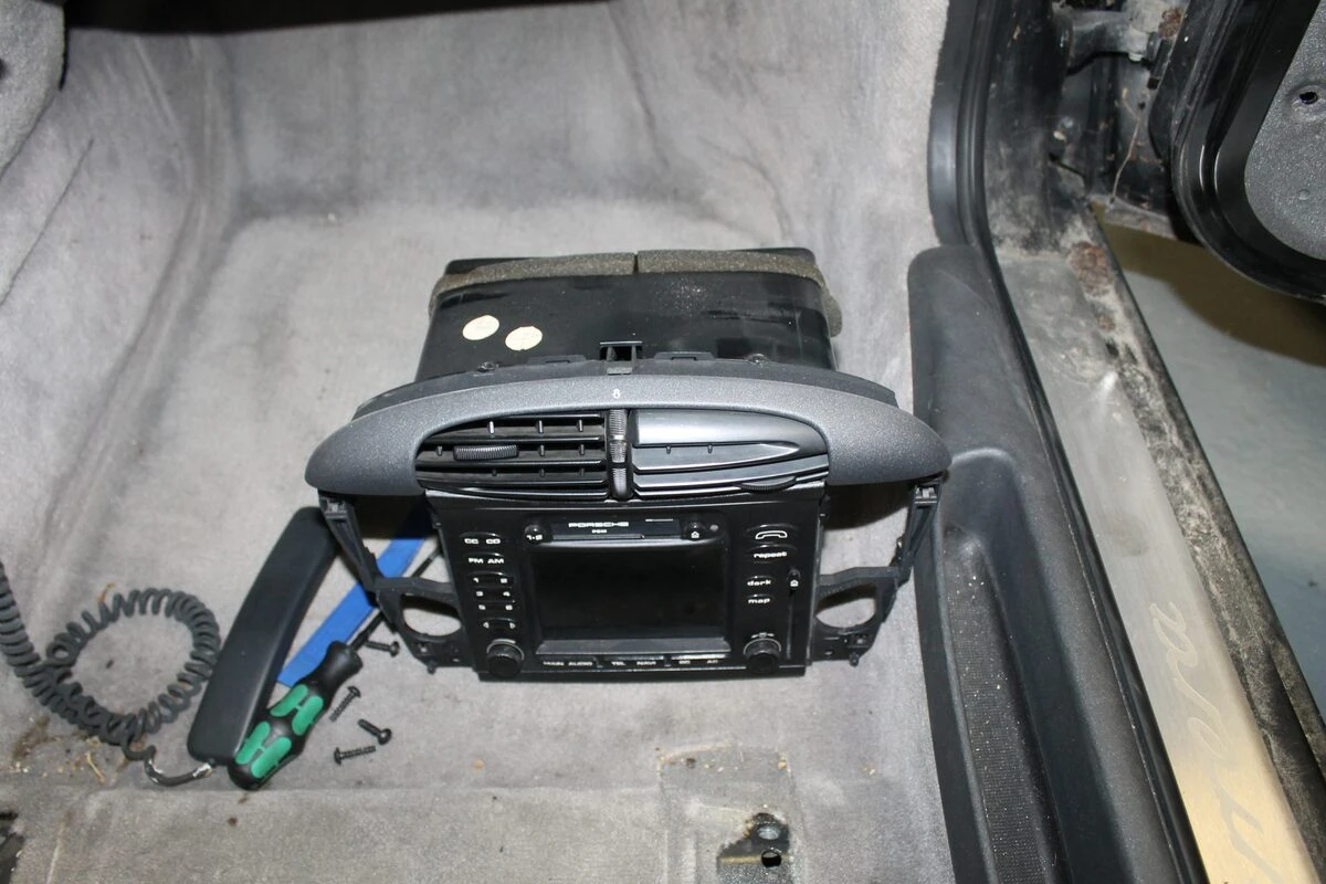 Porsche 996 Carrera 4 : restauration complète, sellerie cuir et CarPlay Kenwood