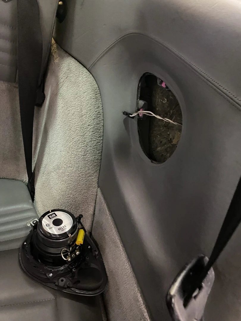 Porsche 996 Carrera 4 : restauration complète, sellerie cuir et CarPlay Kenwood