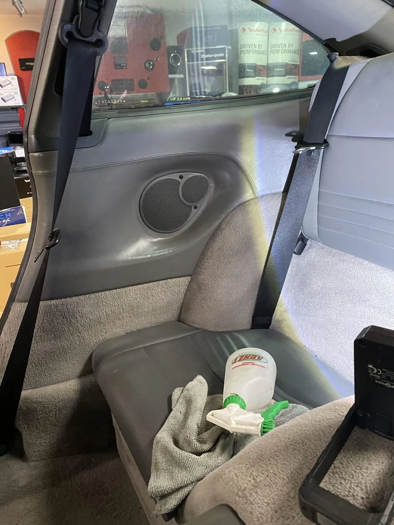 Porsche 996 Carrera 4 : restauration complète, sellerie cuir et CarPlay Kenwood
