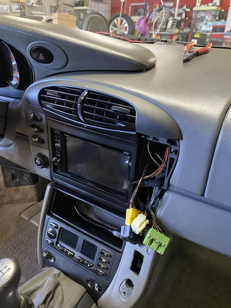 Porsche 996 Carrera 4 : restauration complète, sellerie cuir et CarPlay Kenwood