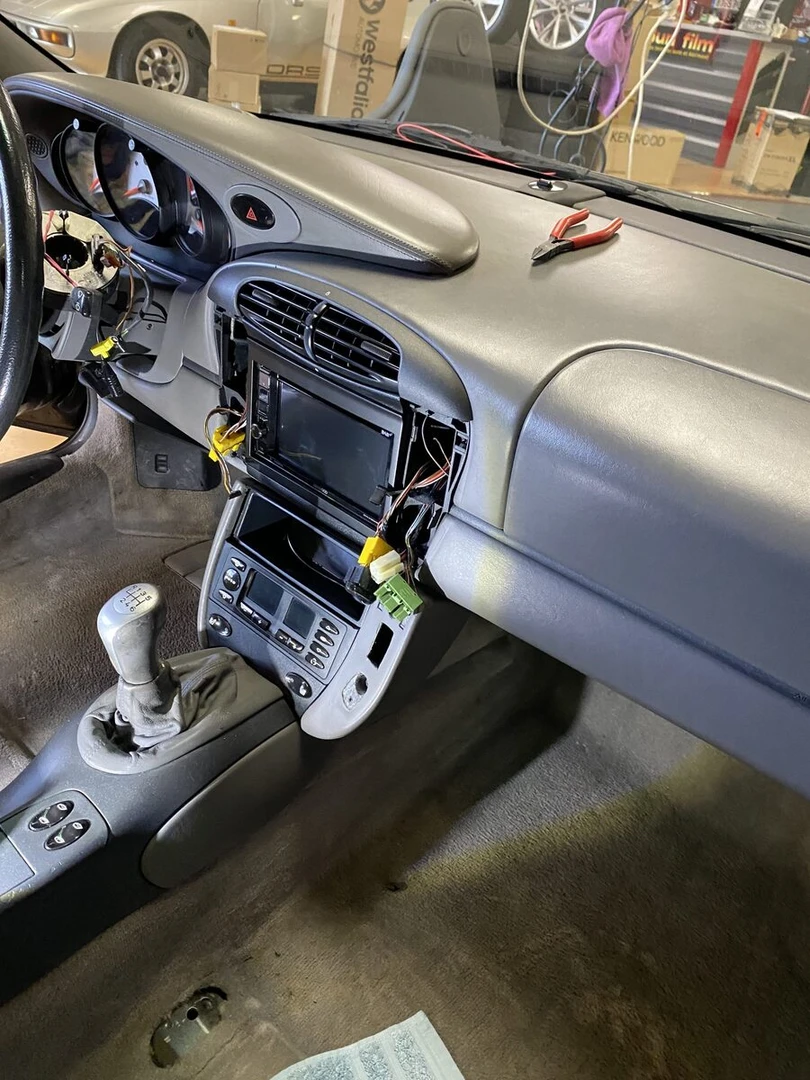 Porsche 996 Carrera 4 : restauration complète, sellerie cuir et CarPlay Kenwood