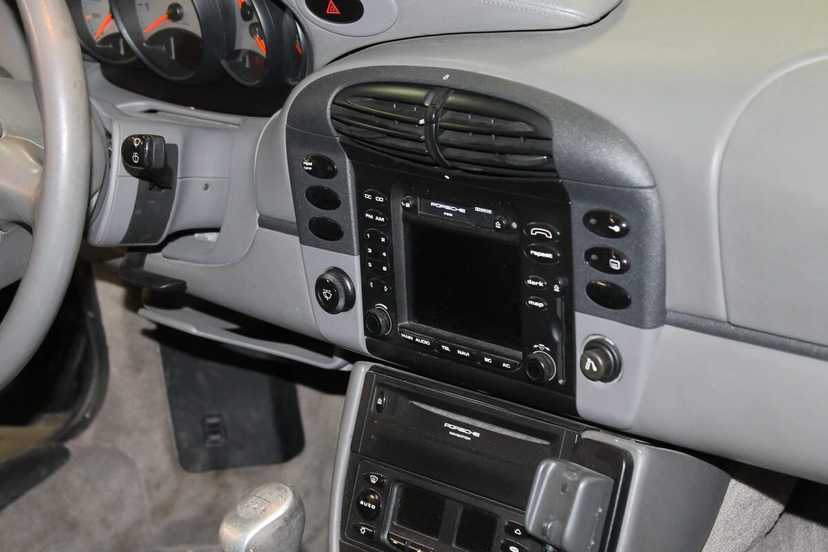 Porsche 996 Carrera 4 : restauration complète, sellerie cuir et CarPlay Kenwood