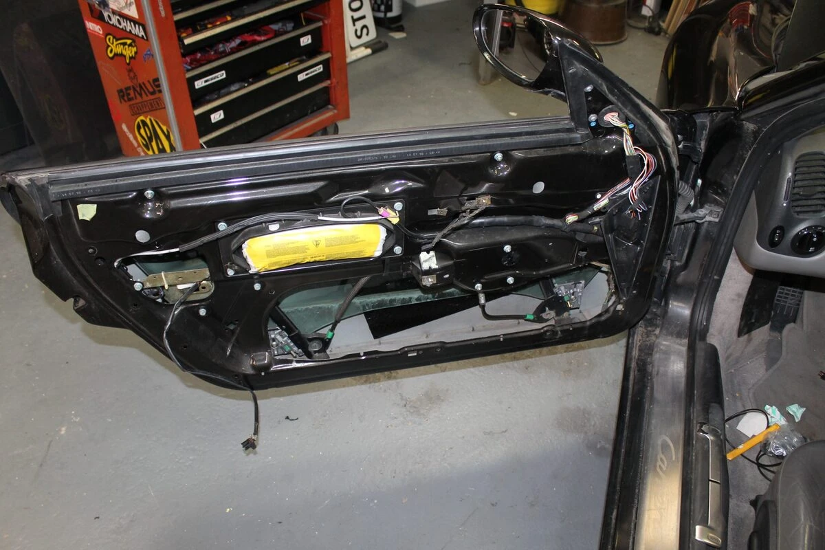Porsche 996 Carrera 4 : restauration complète, sellerie cuir et CarPlay Kenwood