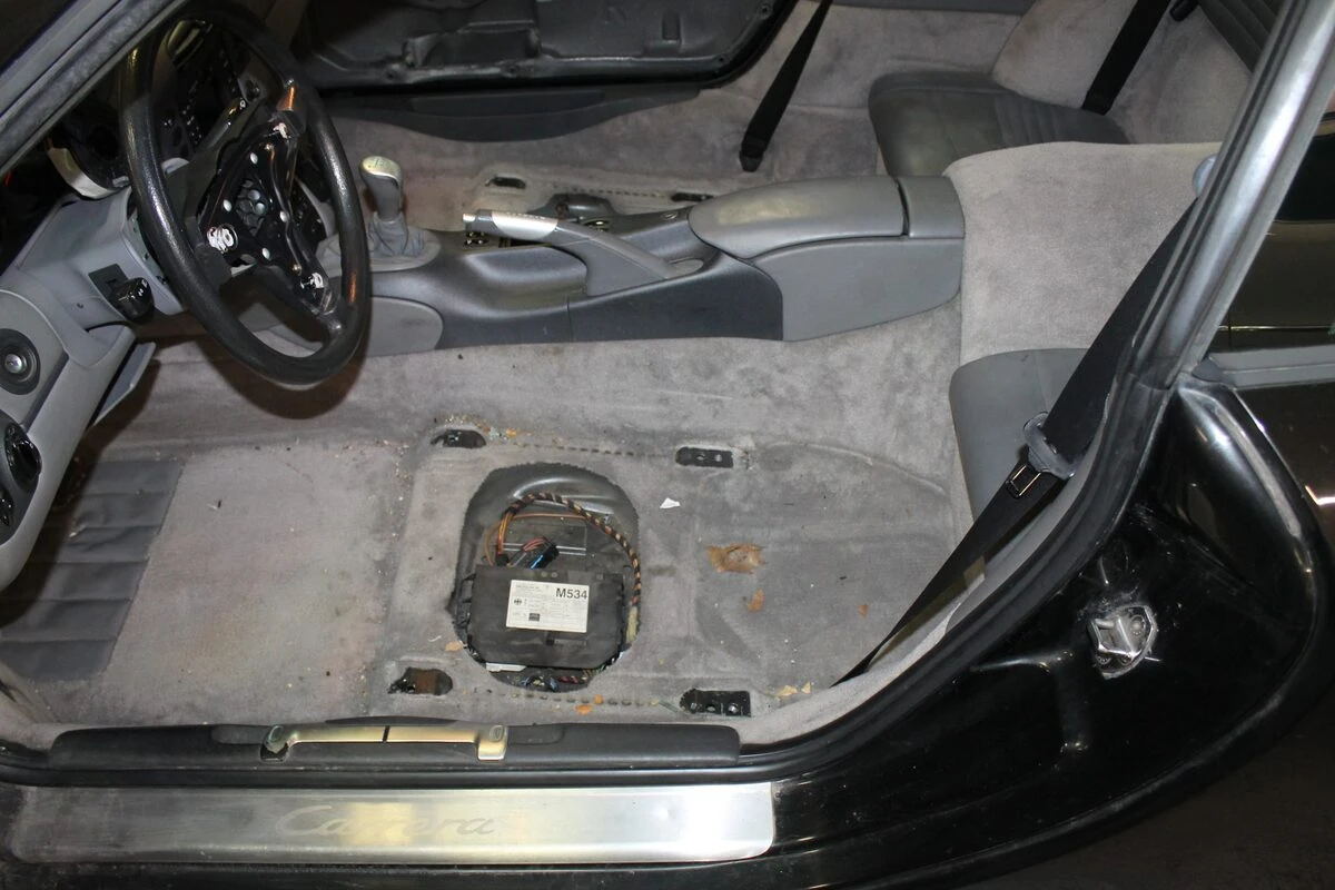 Porsche 996 Carrera 4 : restauration complète, sellerie cuir et CarPlay Kenwood