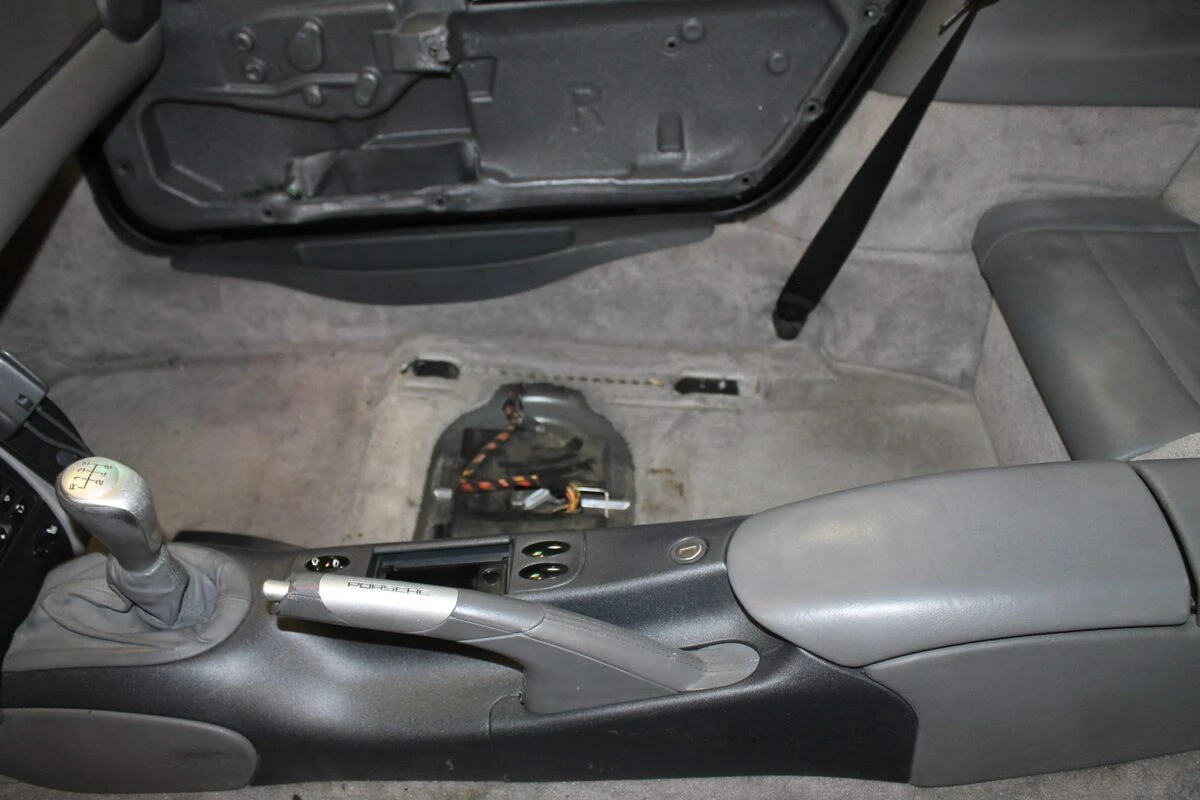 Porsche 996 Carrera 4 : restauration complète, sellerie cuir et CarPlay Kenwood