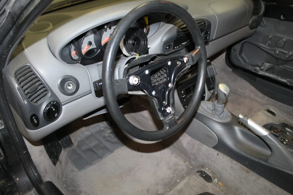 Porsche 996 Carrera 4 : restauration complète, sellerie cuir et CarPlay Kenwood