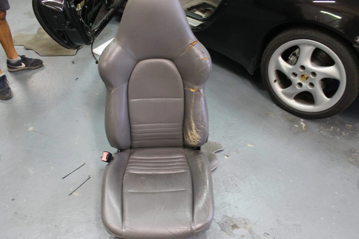 Porsche 996 Carrera 4 : restauration complète, sellerie cuir et CarPlay Kenwood