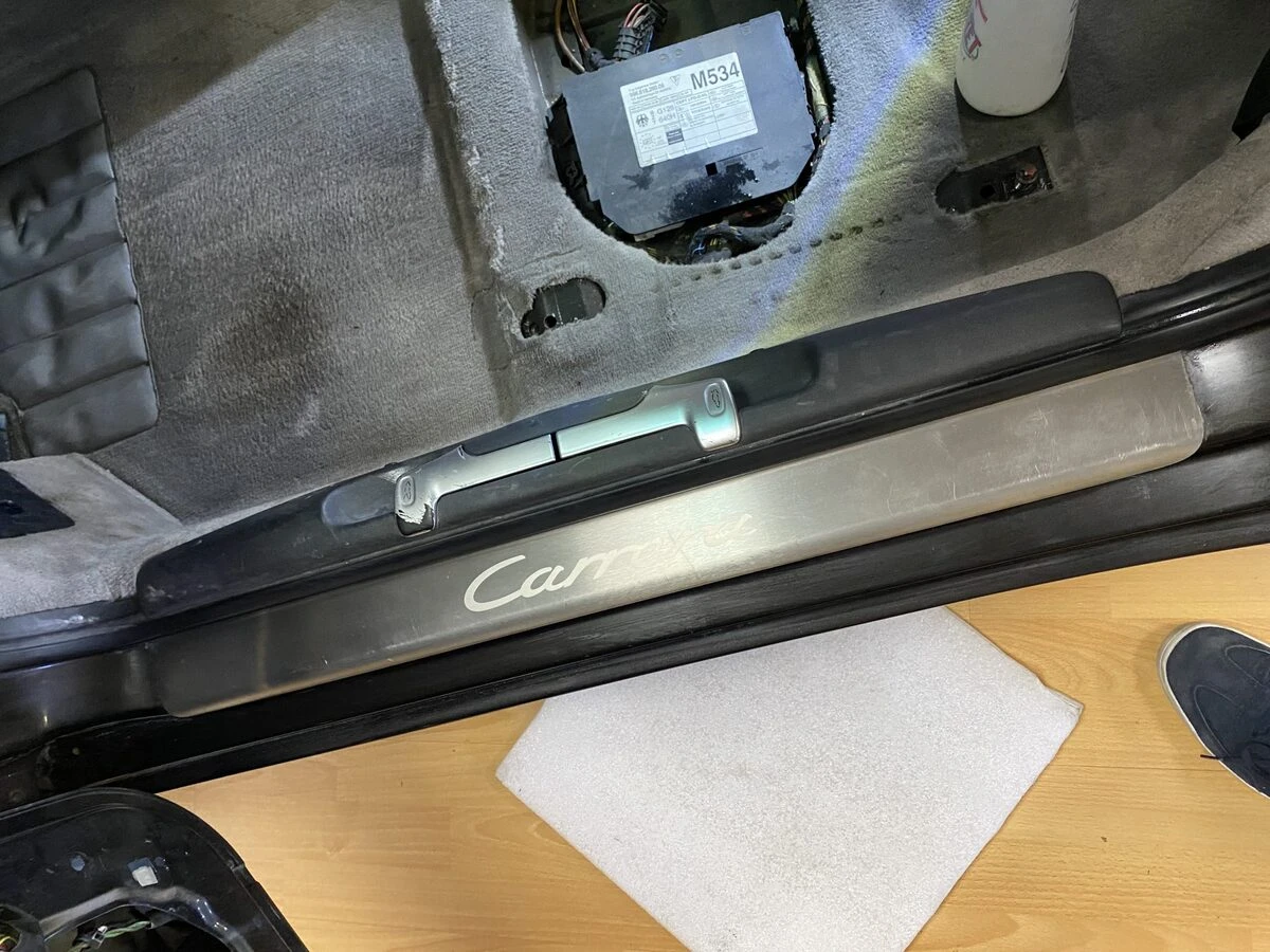 Porsche 996 Carrera 4 : restauration complète, sellerie cuir et CarPlay Kenwood