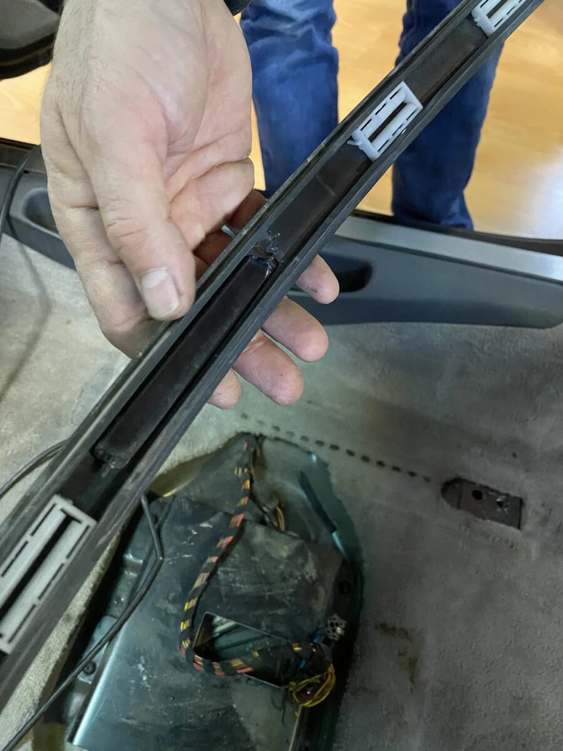 Porsche 996 Carrera 4 : restauration complète, sellerie cuir et CarPlay Kenwood