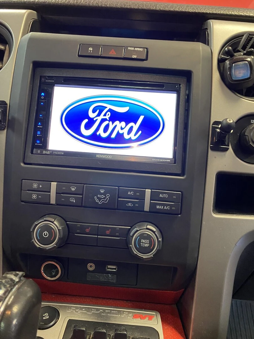 Ford F-150 Raptor : Kenwood CarPlay, amplis BLAM et caméra de recul