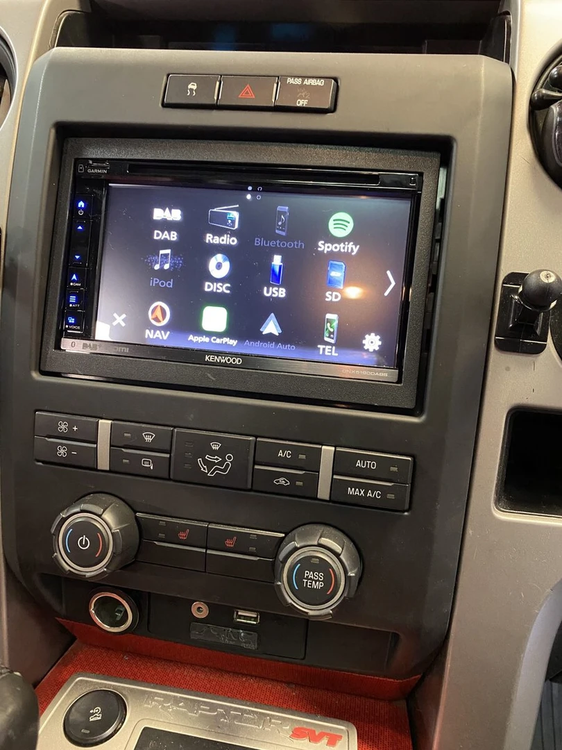 Ford F-150 Raptor : Kenwood CarPlay, amplis BLAM et caméra de recul