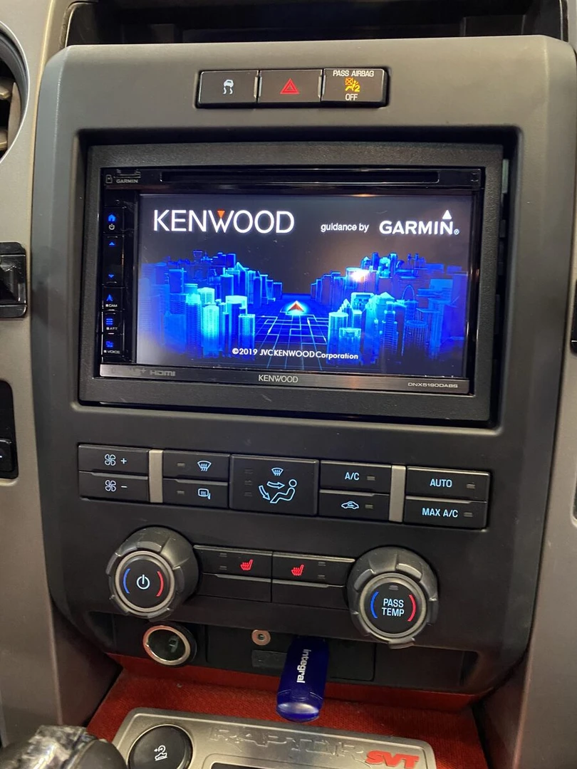 Ford F-150 Raptor : Kenwood CarPlay, amplis BLAM et caméra de recul