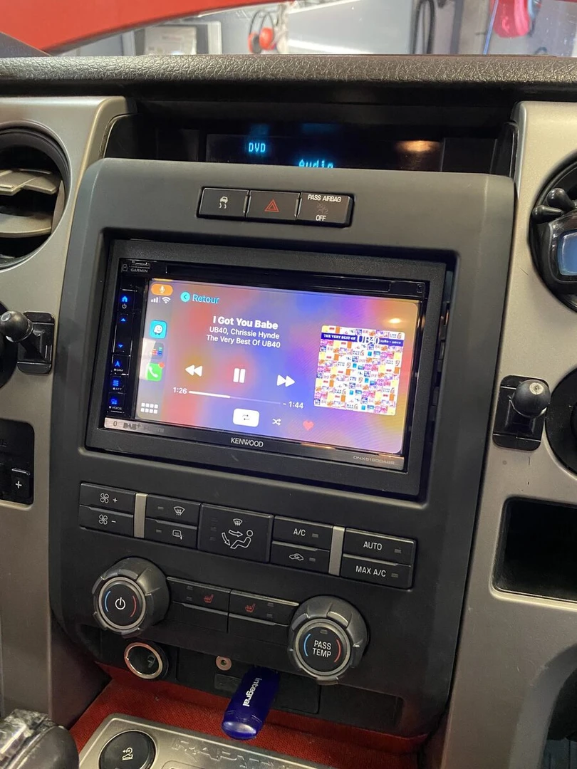 Ford F-150 Raptor : Kenwood CarPlay, amplis BLAM et caméra de recul