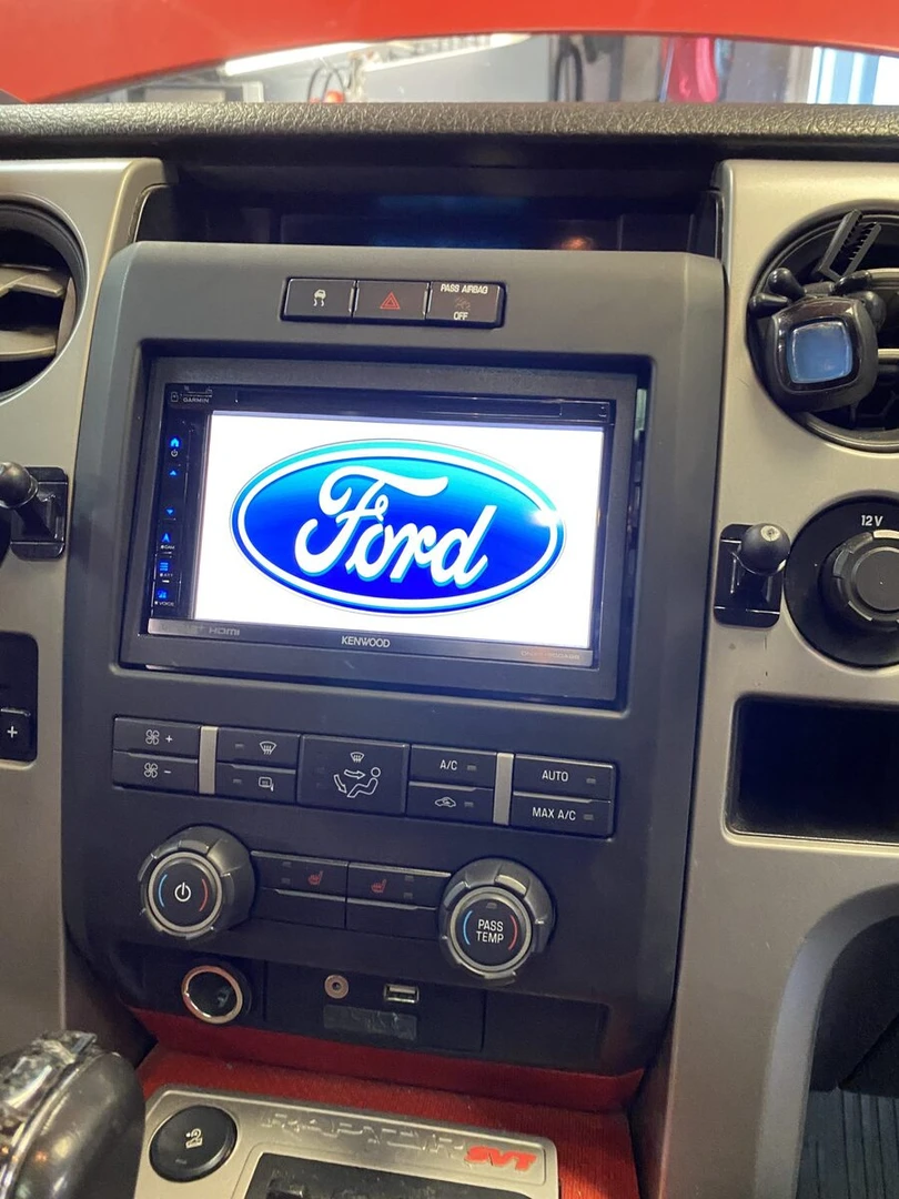 Ford F-150 Raptor : Kenwood CarPlay, amplis BLAM et caméra de recul