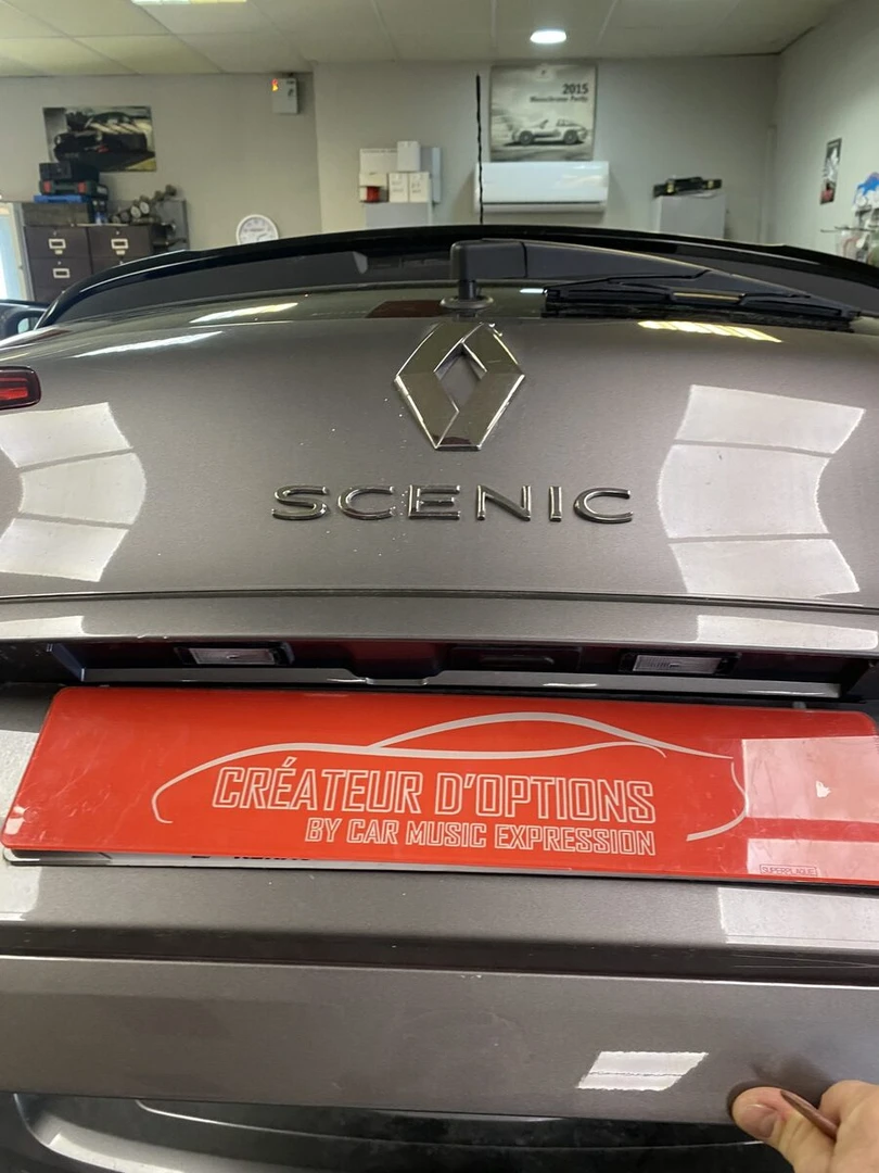 Caméra de recul sur Renault Scénic 2018, sur l'écran d'origine