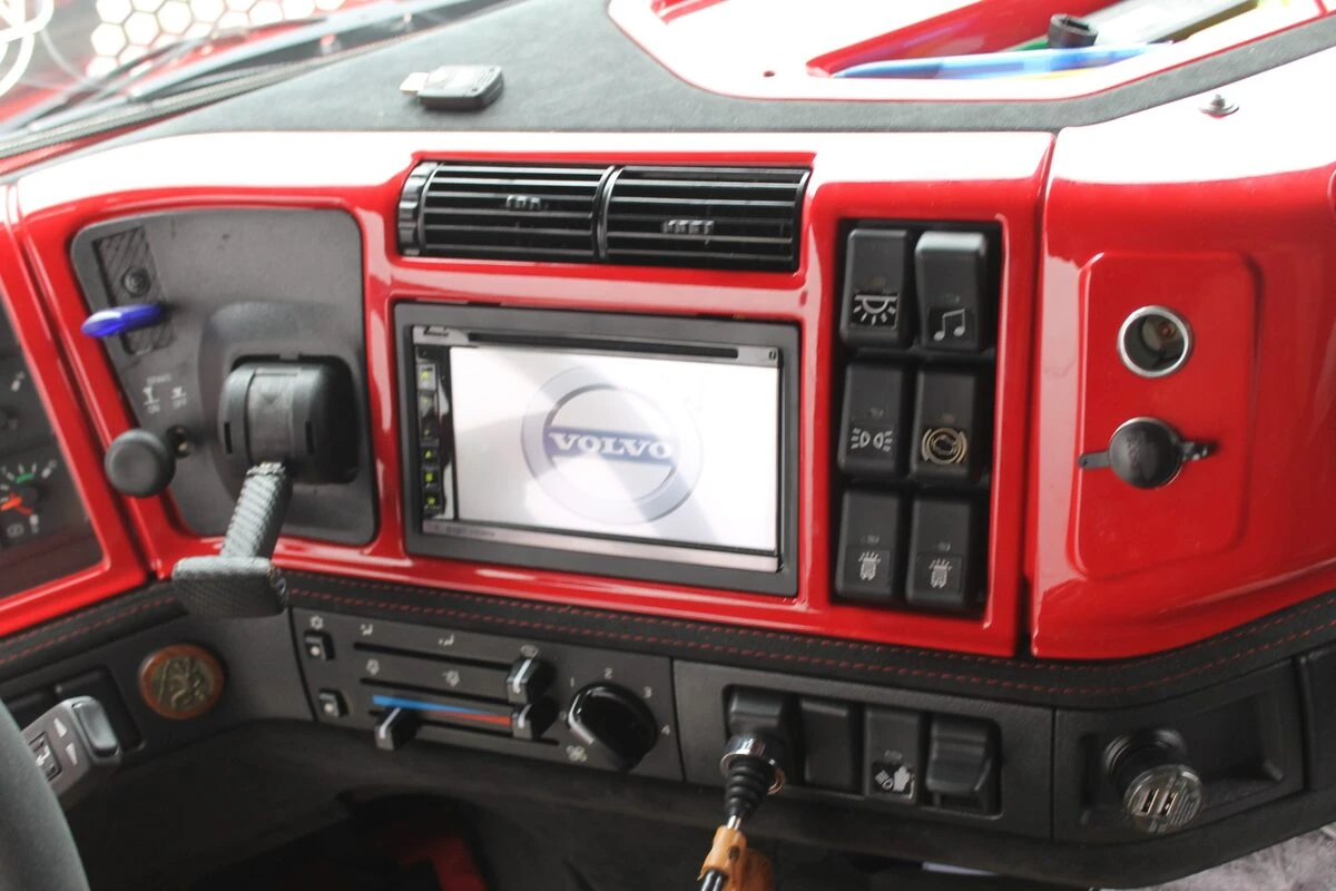Camion Volvo : sonorisation complète Kenwood et Rockford Fosgate