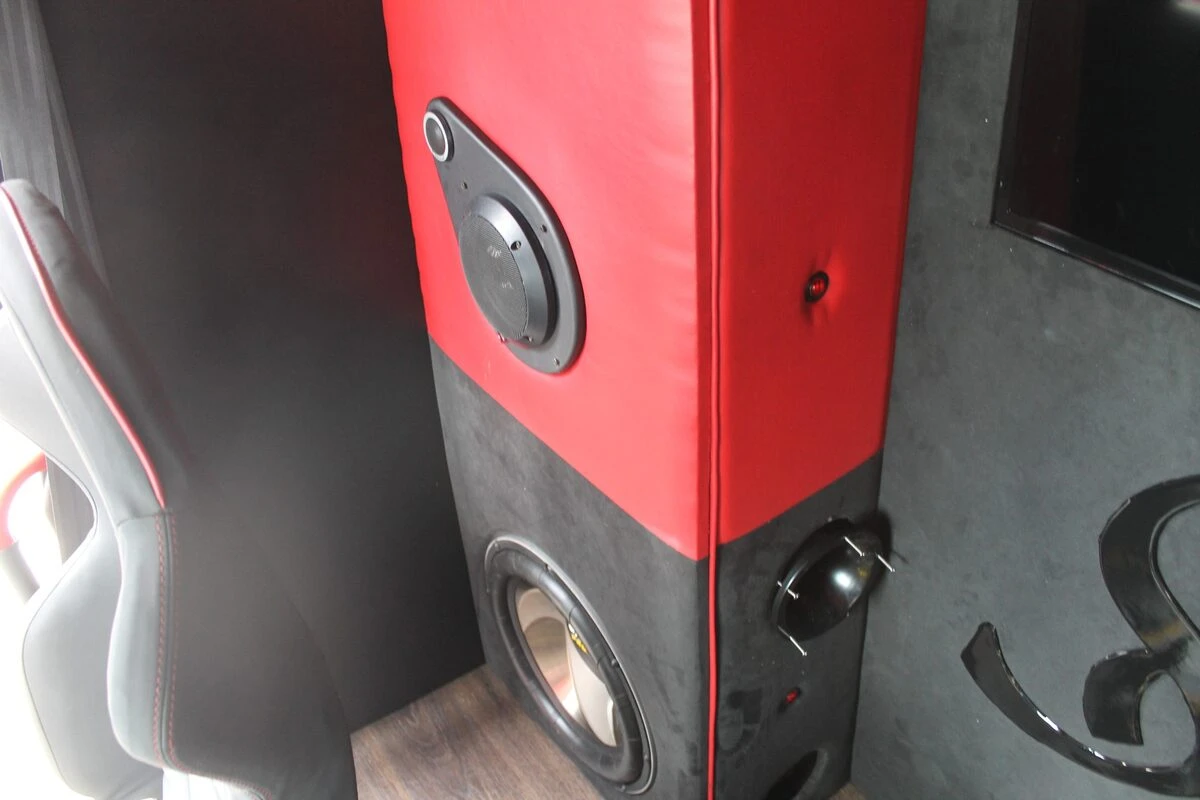 Camion Volvo : sonorisation complète Kenwood et Rockford Fosgate