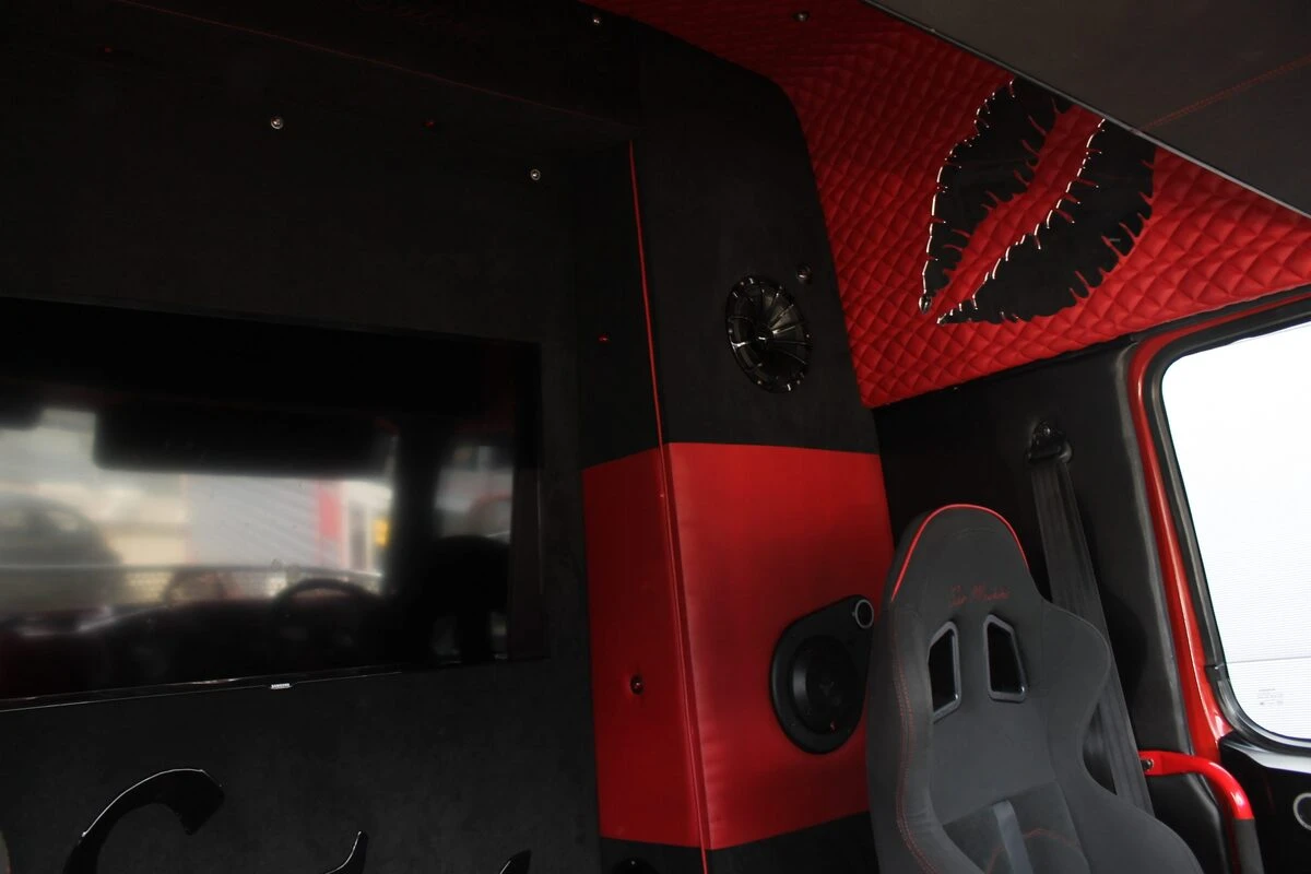 Camion Volvo : sonorisation complète Kenwood et Rockford Fosgate