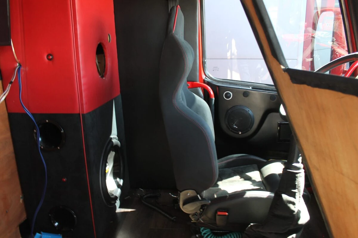 Camion Volvo : sonorisation complète Kenwood et Rockford Fosgate