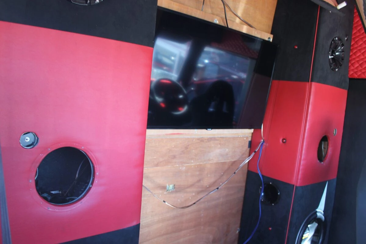 Camion Volvo : sonorisation complète Kenwood et Rockford Fosgate