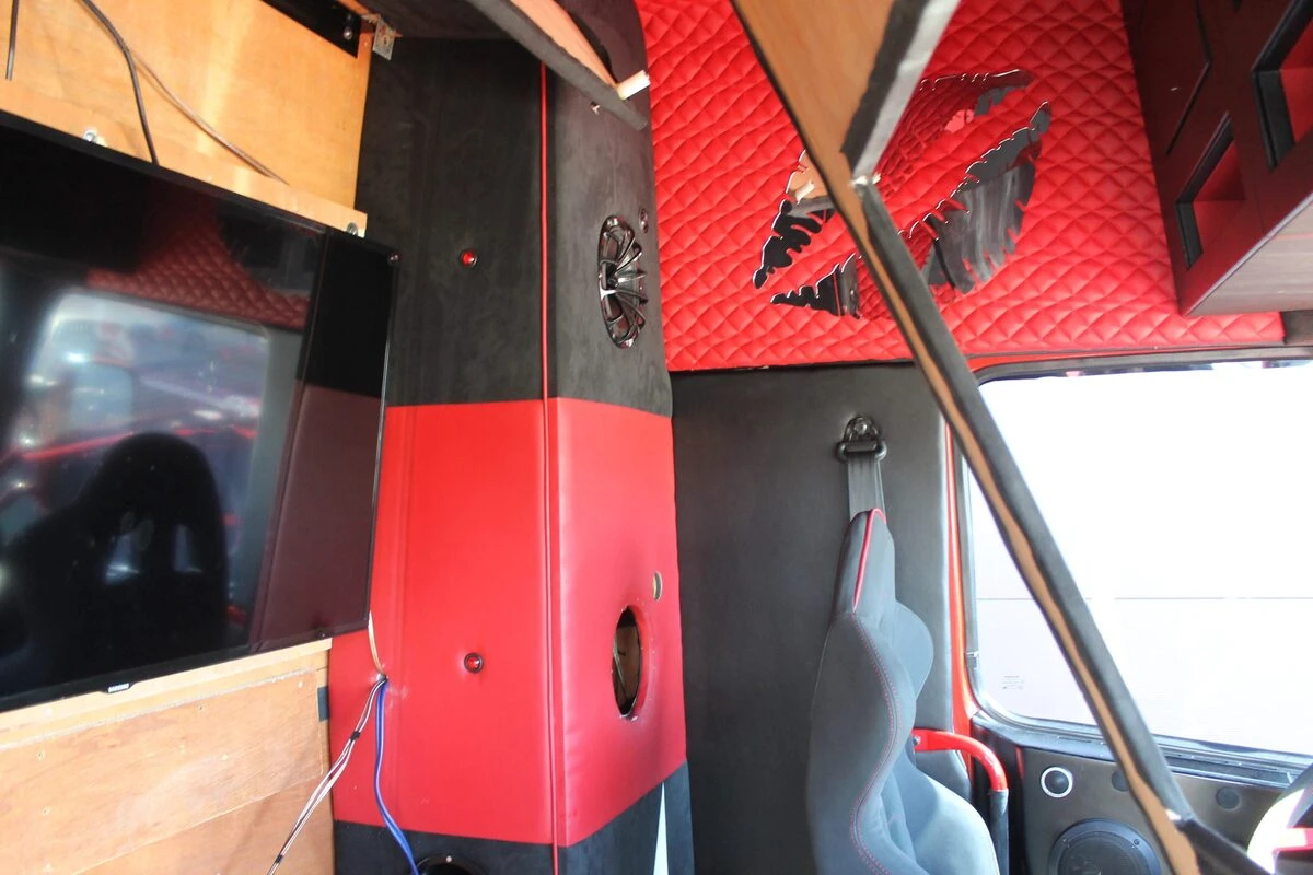 Camion Volvo : sonorisation complète Kenwood et Rockford Fosgate