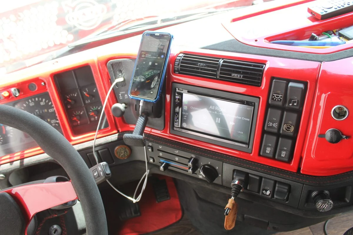 Camion Volvo : sonorisation complète Kenwood et Rockford Fosgate