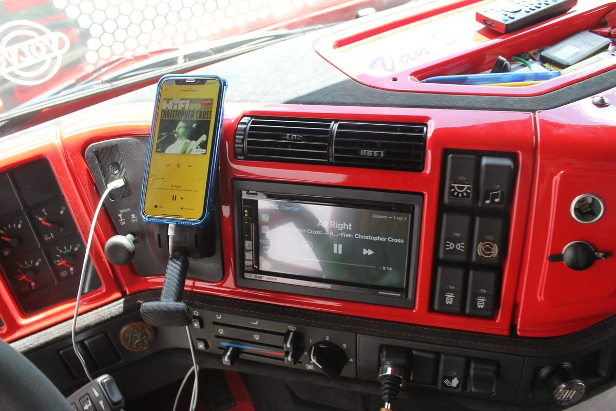 Camion Volvo : sonorisation complète Kenwood et Rockford Fosgate