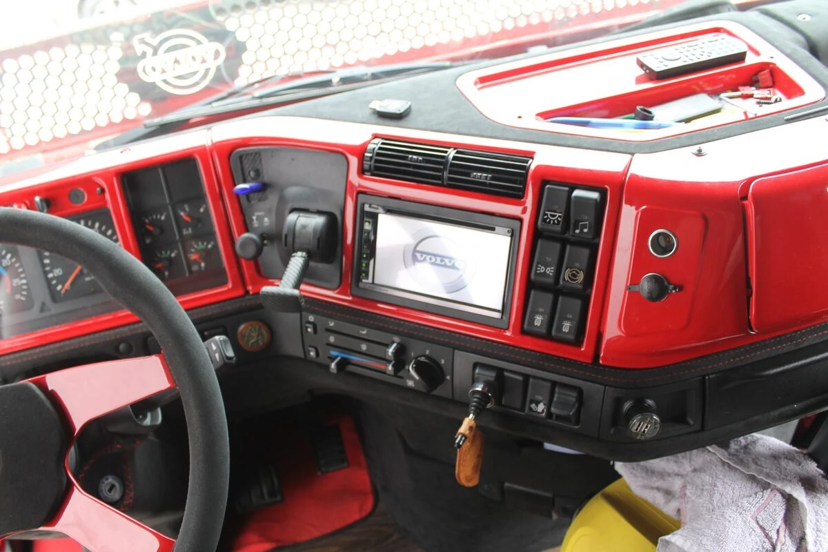 Camion Volvo : sonorisation complète Kenwood et Rockford Fosgate