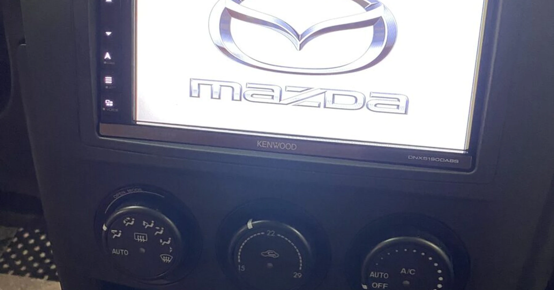 Kenwood DNX5190DABS CarPlay sur Mazda MX-5