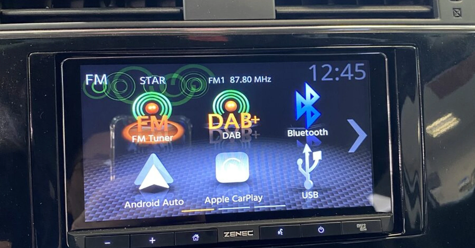 Autoradio CarPlay sur Nissan Pulsar, caméra conservée