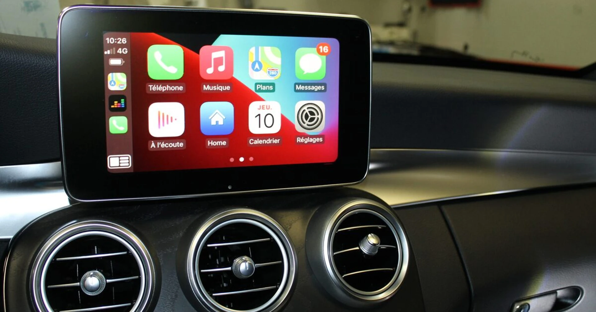 Apple CarPlay sur l'écran d'origine d'une Mercedes Classe C