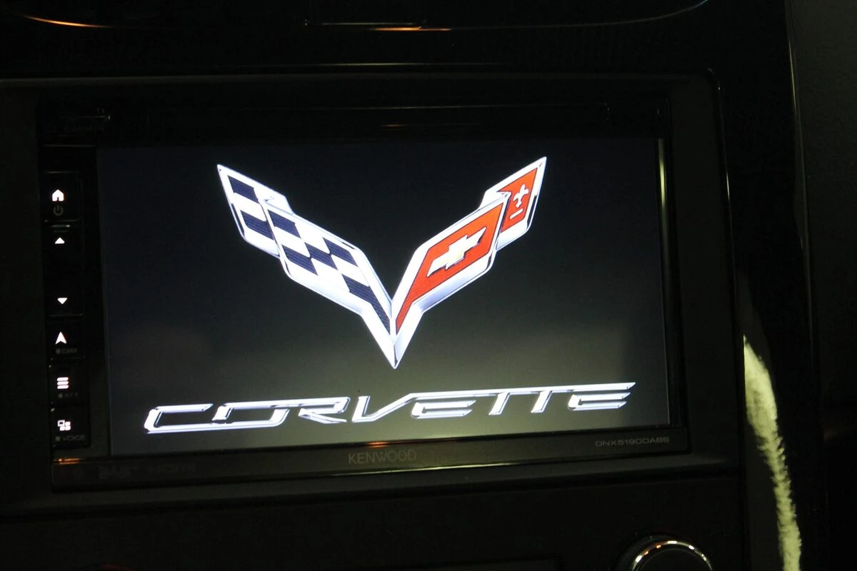 Chevrolet Corvette C6 : Kenwood CarPlay et caméra de recul