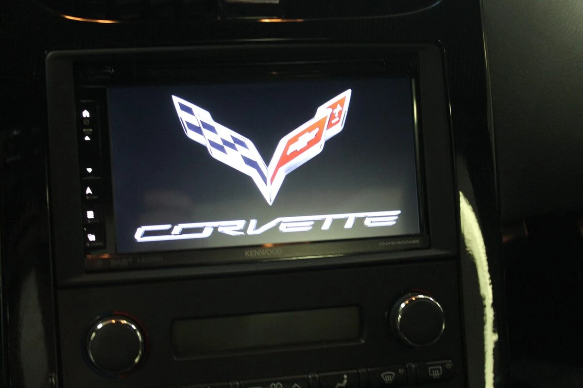 Chevrolet Corvette C6 : Kenwood CarPlay et caméra de recul