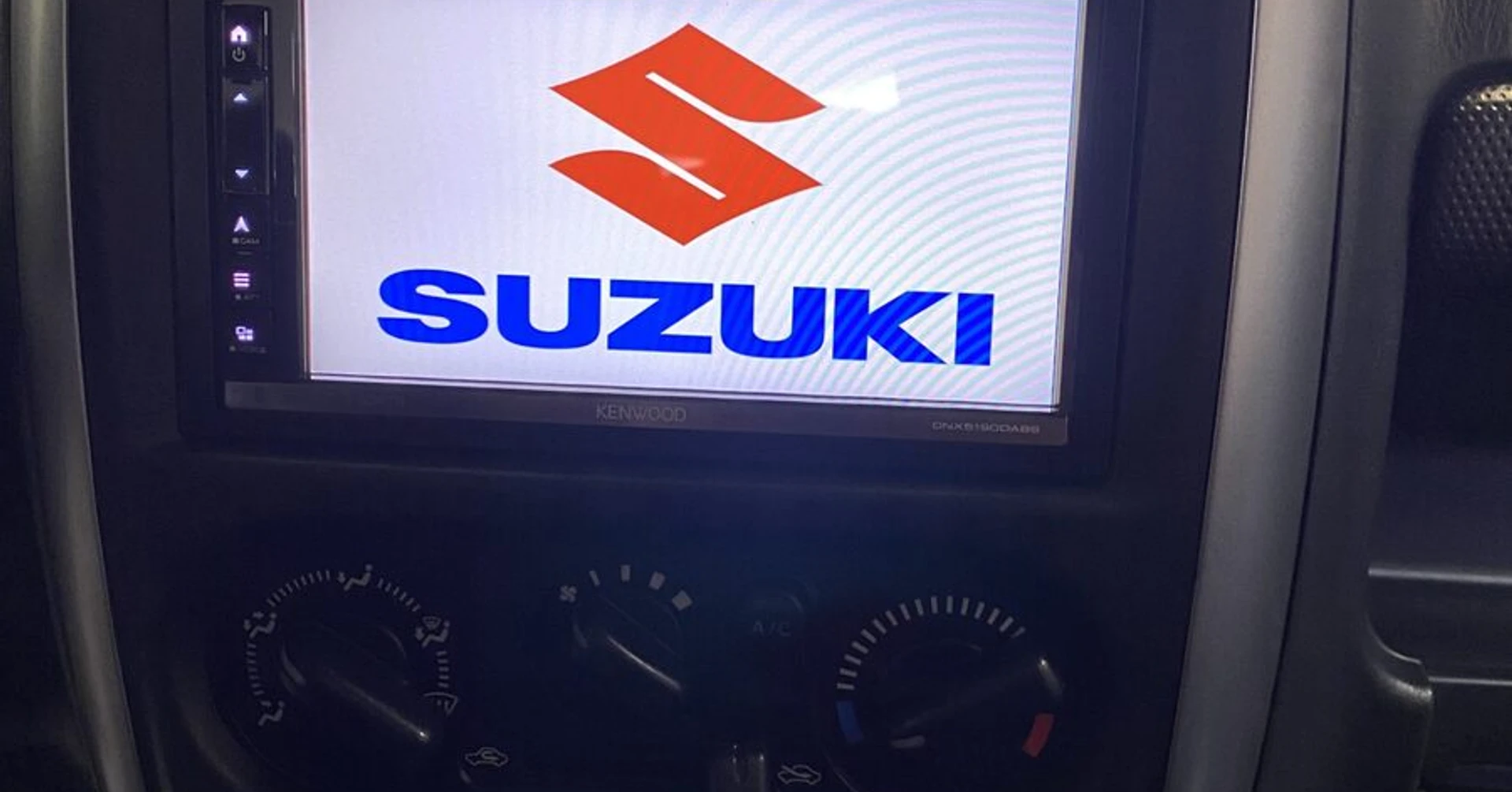 Kenwood CarPlay et radars de recul sur Suzuki Jimny