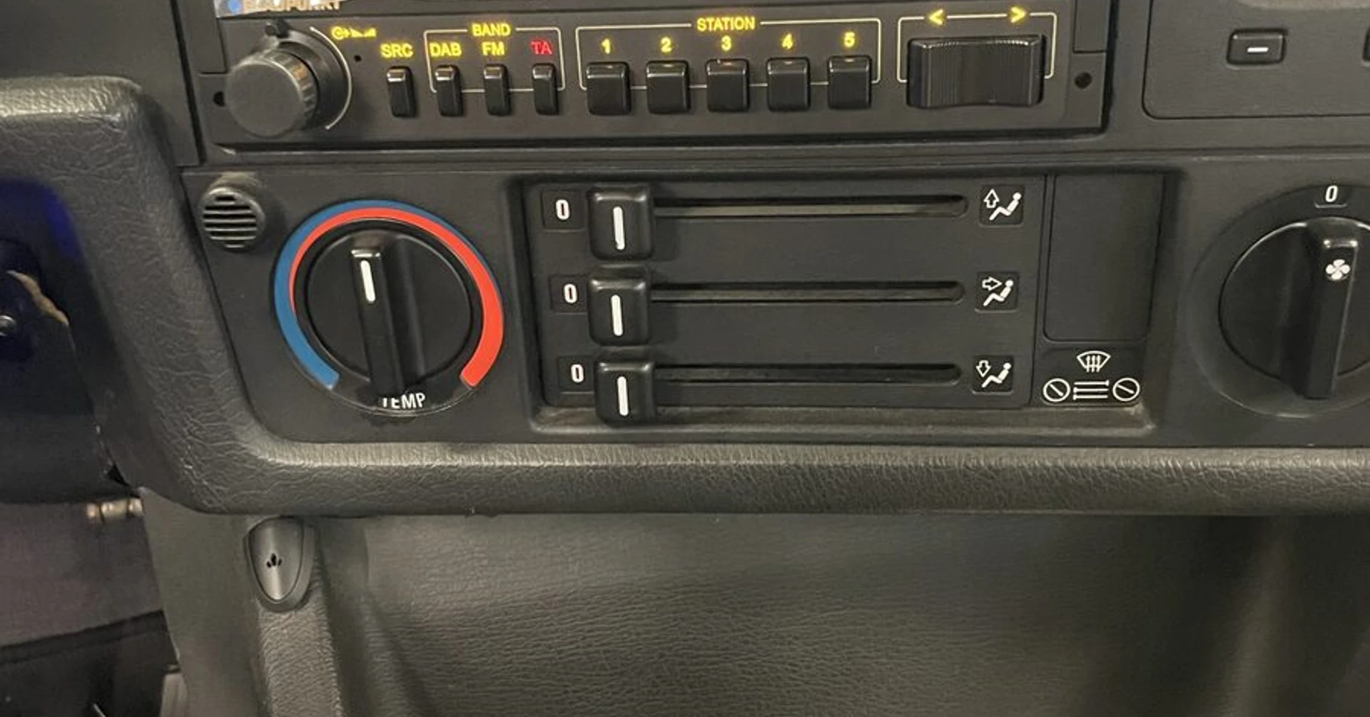 BMW E30 : Blaupunkt Hamburg, kit BLAM 130RS et Hifonics