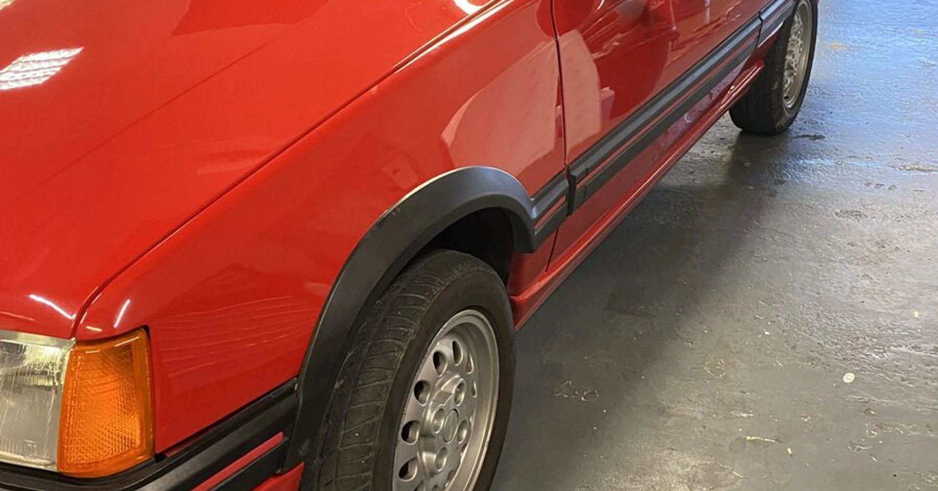 Peugeot 205 CTI : capote alpaga noire et restauration