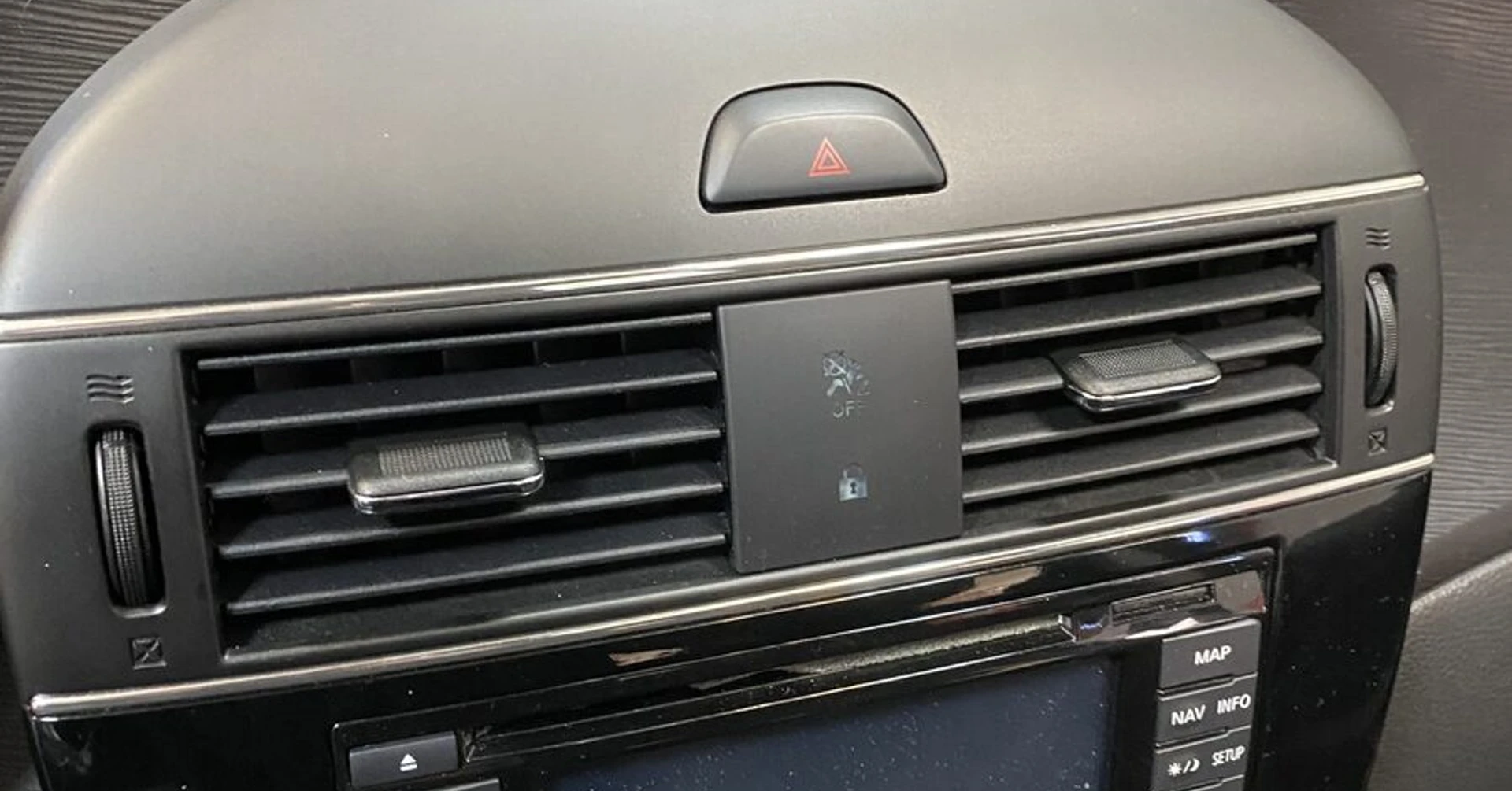 Nissan Pulsar : réparation de l'autoradio sans son