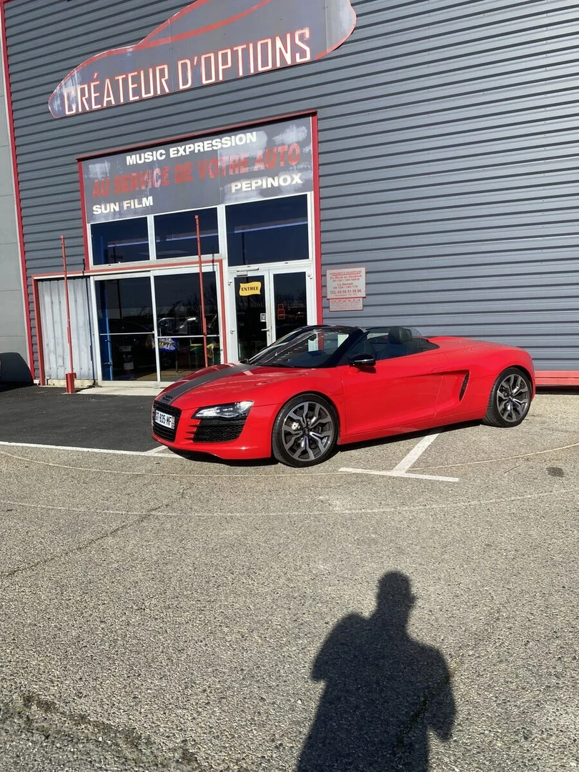 Audi R8 Spyder : Kenwood DNX5190DABS, CarPlay et caméra de recul