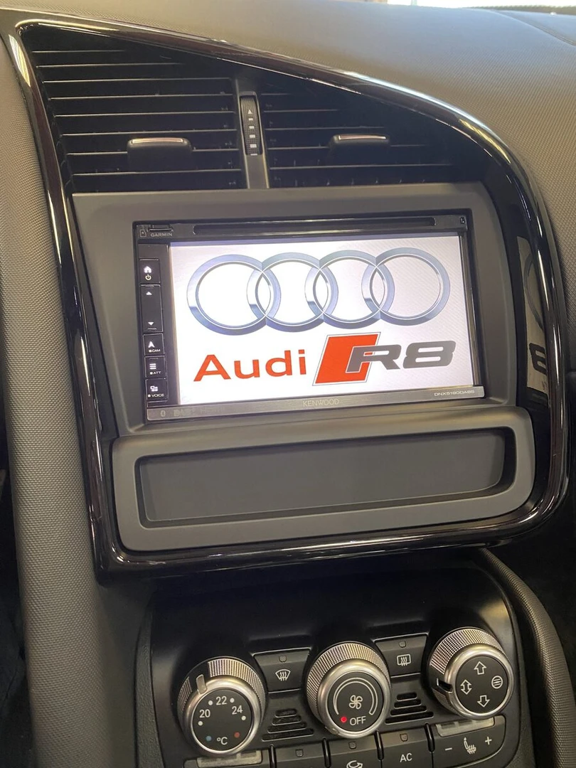 Audi R8 Spyder : Kenwood DNX5190DABS, CarPlay et caméra de recul