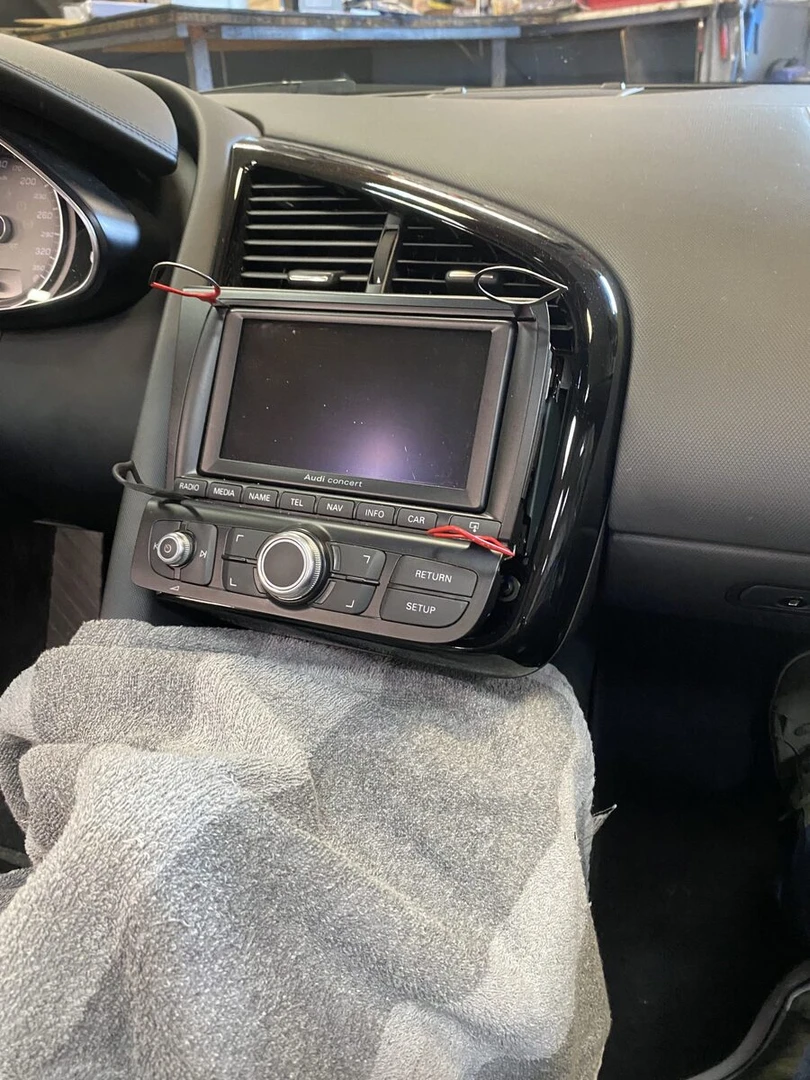 Audi R8 Spyder : Kenwood DNX5190DABS, CarPlay et caméra de recul