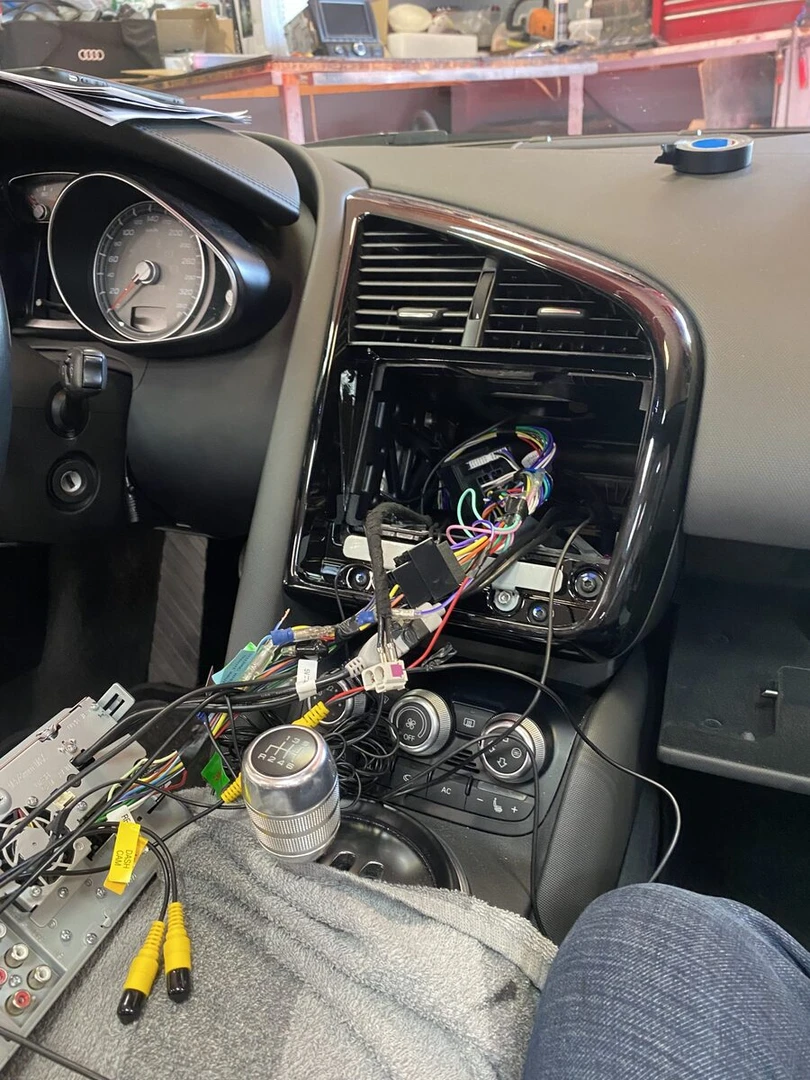 Audi R8 Spyder : Kenwood DNX5190DABS, CarPlay et caméra de recul