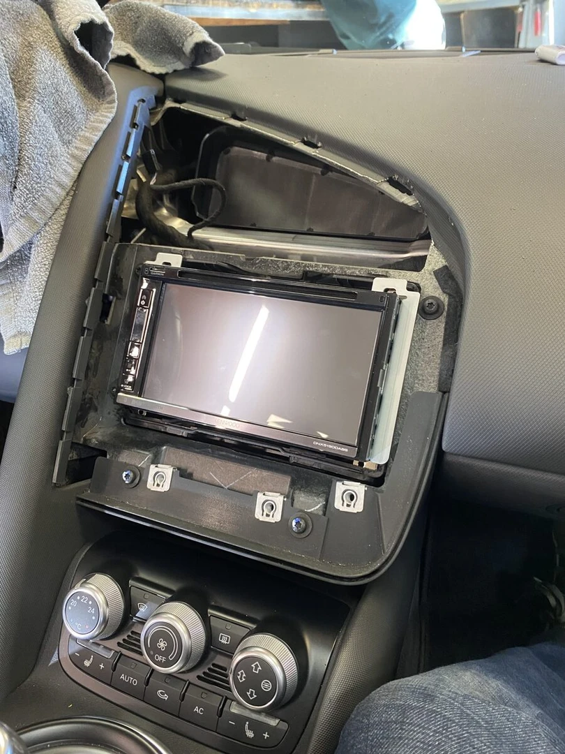 Audi R8 Spyder : Kenwood DNX5190DABS, CarPlay et caméra de recul