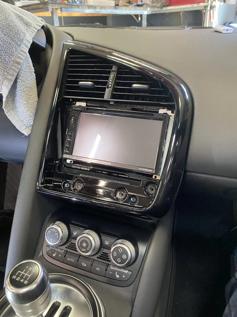Audi R8 Spyder : Kenwood DNX5190DABS, CarPlay et caméra de recul