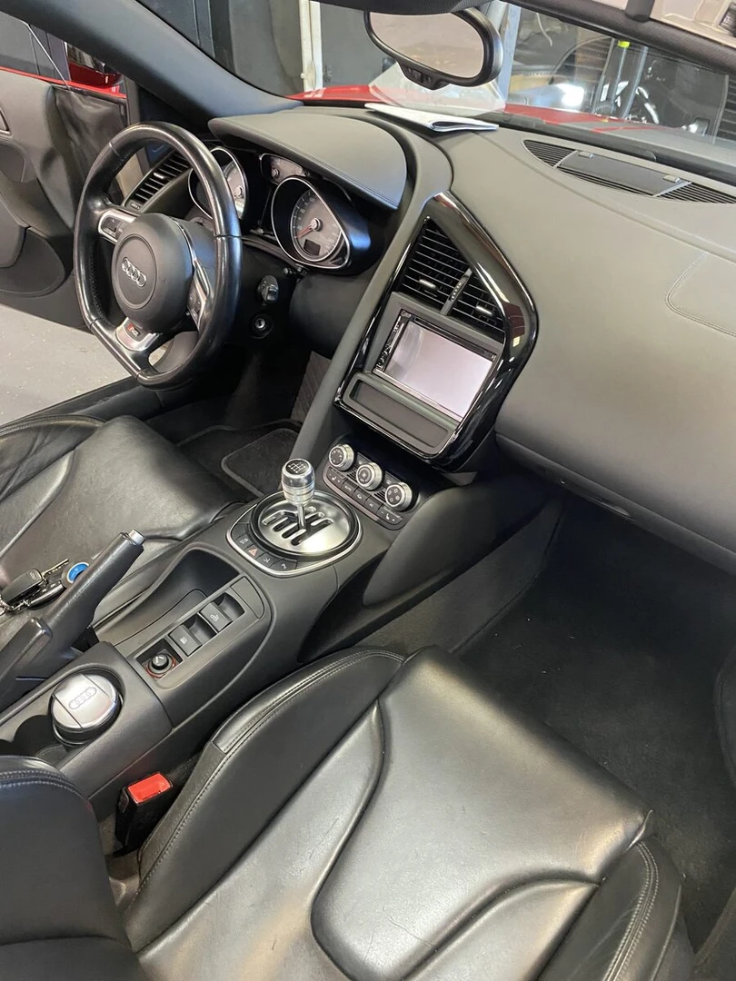 Audi R8 Spyder : Kenwood DNX5190DABS, CarPlay et caméra de recul