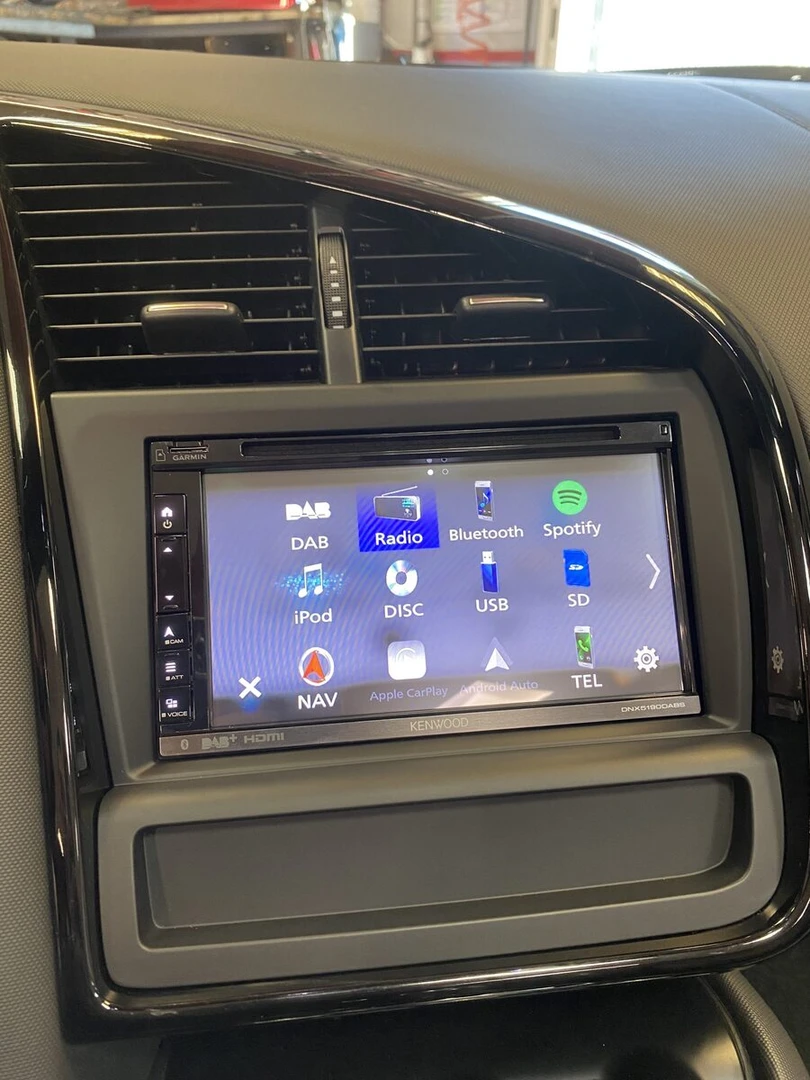 Audi R8 Spyder : Kenwood DNX5190DABS, CarPlay et caméra de recul