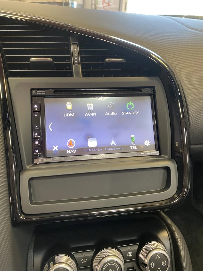 Audi R8 Spyder : Kenwood DNX5190DABS, CarPlay et caméra de recul